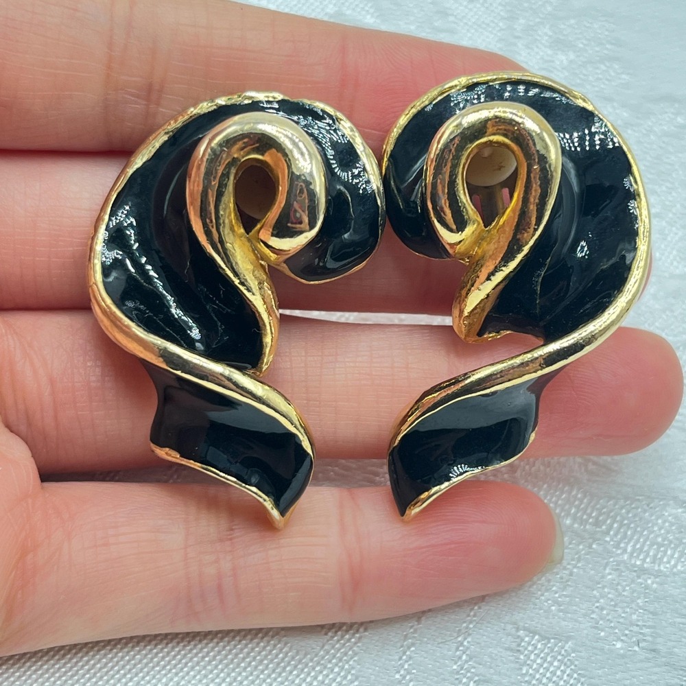 Vintage Chunky Heavy 80s Ribbon Black Enamel on Gold Tone Metal Clip-On Earrings - Picture 2 of 10
